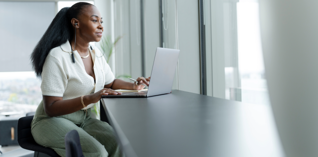 Woman sitting in front of a laptop.